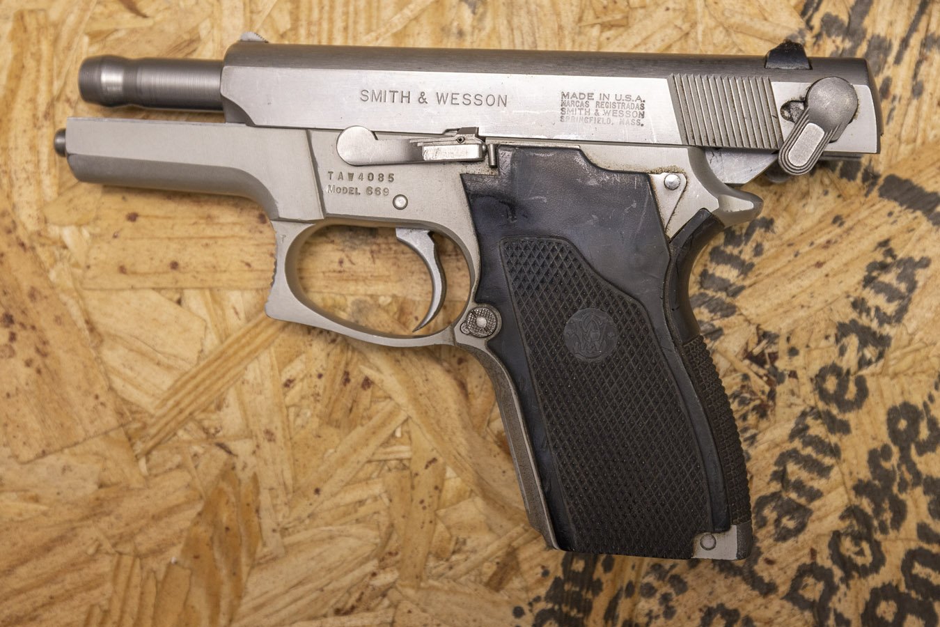 SMITH AND WESSON 669 9mm Police Trade-In Pistol
